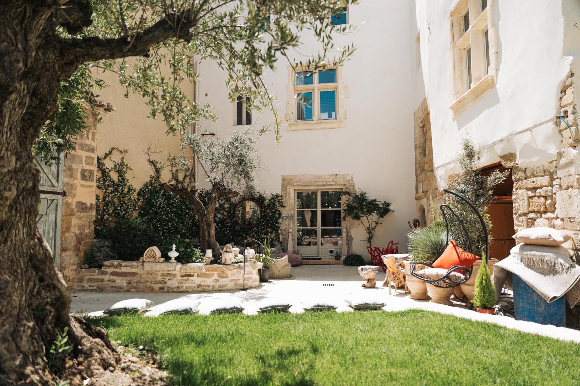 Palais Aoma, Hotel Particulier De Luxe En Provence L'Isle-sur-la-Sorgue Exterior photo